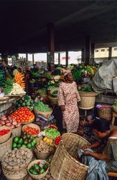 Africa;-Avocado;-Benin;-Cotonou;-Former-market;-Ganhi-market;-Kaleidos;-Kaleidos-images;-La-parole-à-limage;-Market;-Potato;-Stories-Pictures;-Tarek-Charara;-Tomato;-Trader;-West-Africa